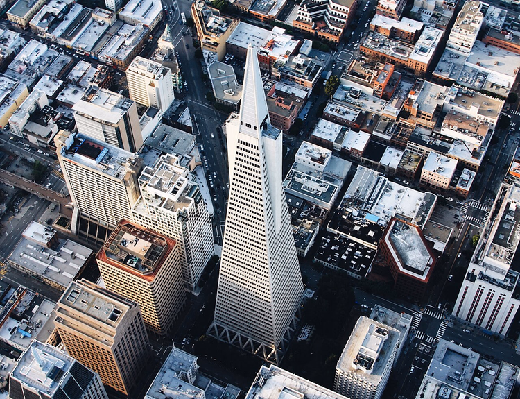 Transamerica Pyramid blant kvartalene i San Francisco sett ovenfra