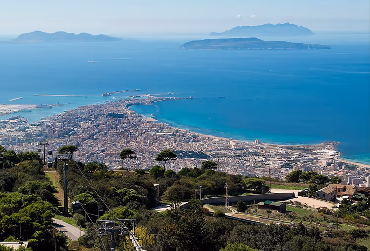 Panorama van Trapani met de zee en eilanden
