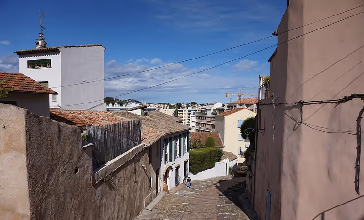 Smal kinderkopjesstraatje in het oude Cagnes-sur-Mer
