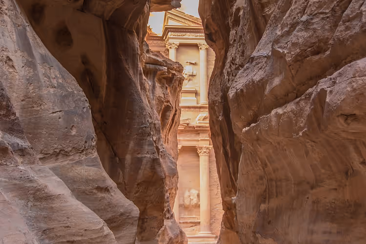 Al-Khazneh em Petra, vista através do Siq