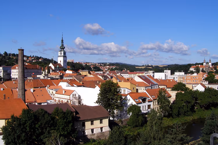 Panorama av Třebíč med røde tak og et tårn