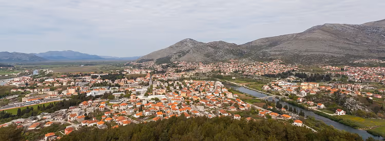Panorama von Trebinje mit Fluss und Bergen