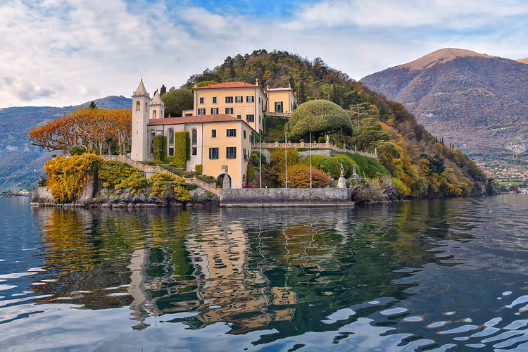 Villa del Balbianello på en odde i Comosjøen