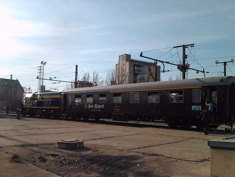 Erfgoedtrein Tren dels Llacs met een diesellocomotief op een station