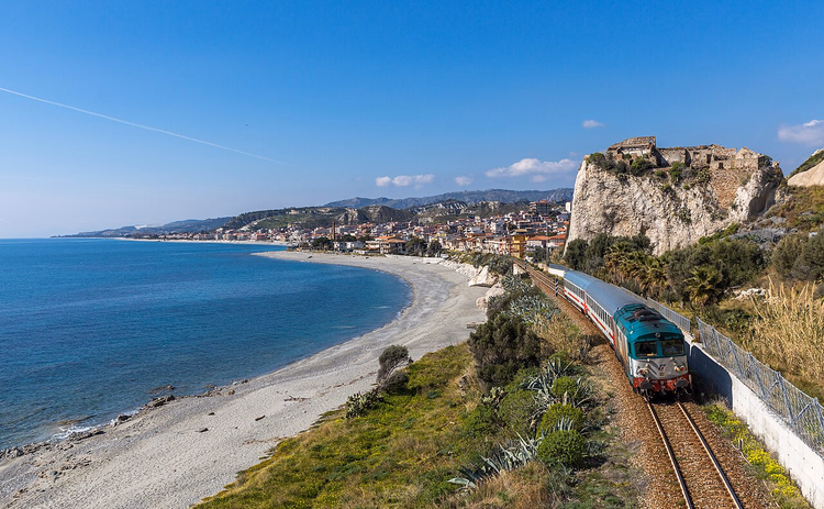 Intercitytrein die langs de zee in Calabrië rijdt