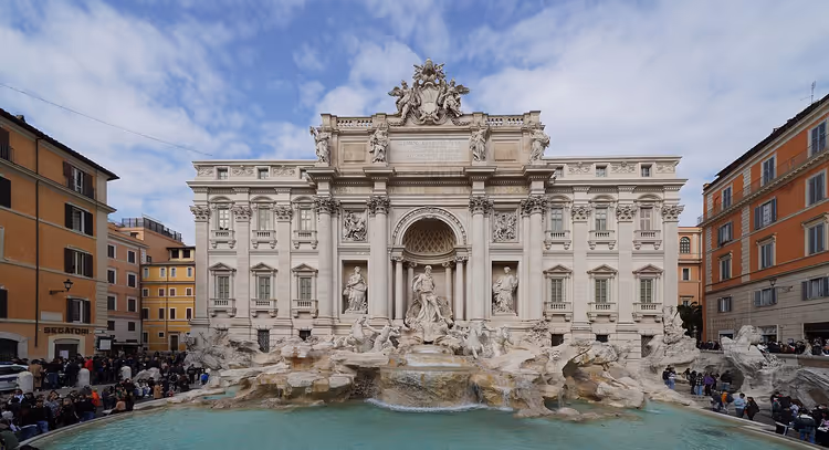 Fontana di Trevi i Roma med folkemengde av turister