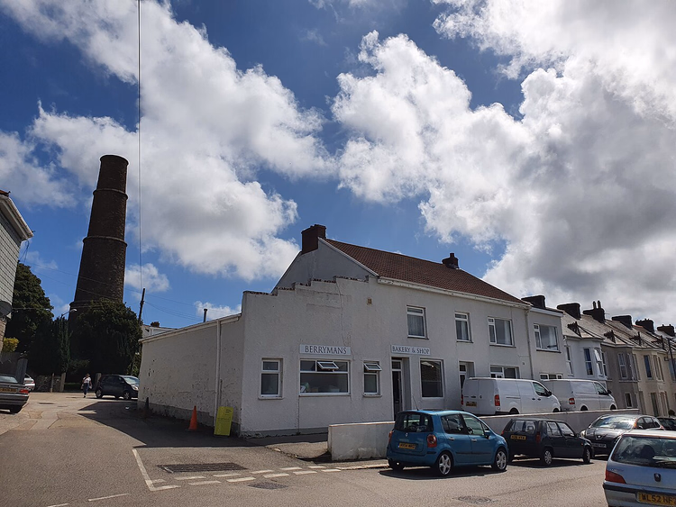 Straße in Redruth mit altem Minenschornstein