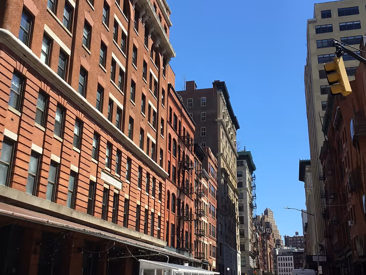 New York Tribeca'da bir sokakta kırmızı tuğlalı binalar