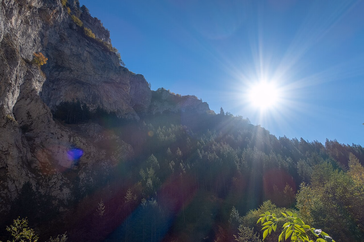 Felswände der Trigrad-Schlucht an einem sonnigen Tag