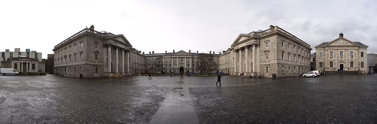 Panorama av gårdsplassen ved Trinity College Dublin
