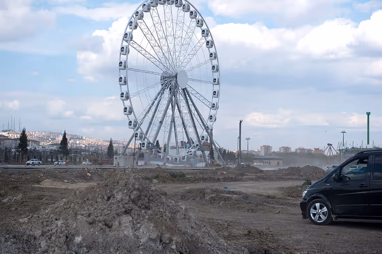 Pariserhjul under bygging i en park i Ankara