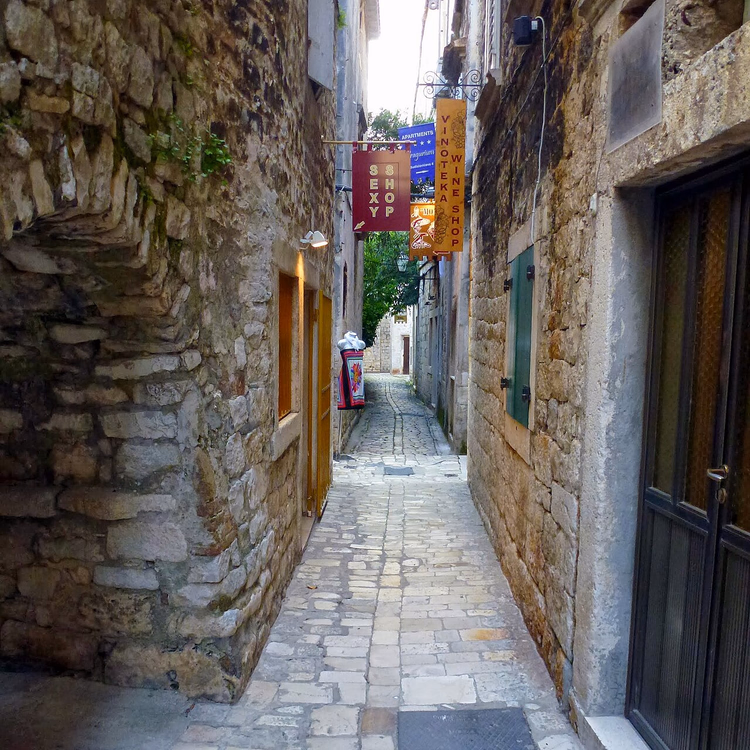 Smalt steingate i gamle Trogir