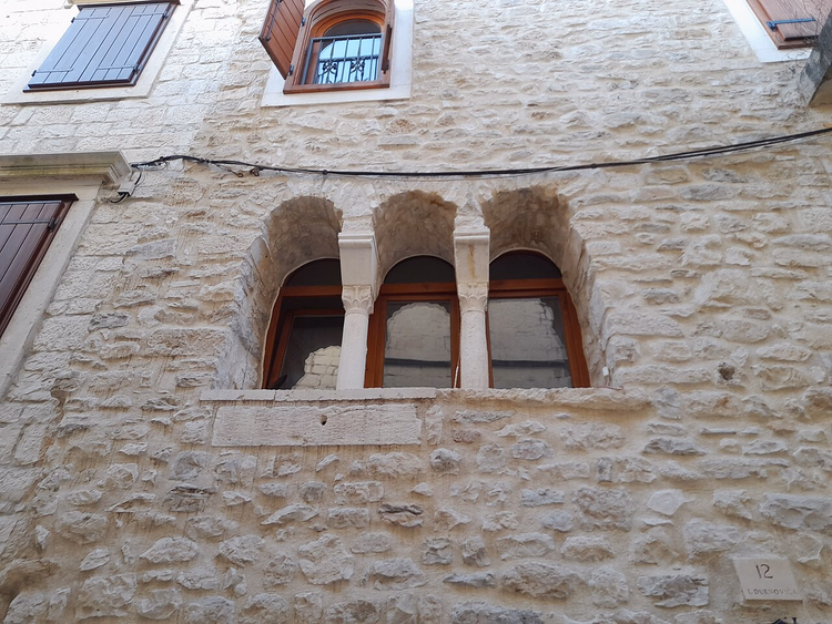 Steinfasaden på et gammelt hus i Trogir