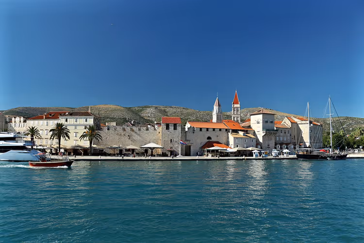 Panorama van Trogir vanaf zee en de kade