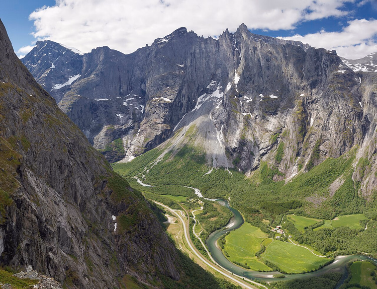 Trollveggen over den grønne Romsdalen