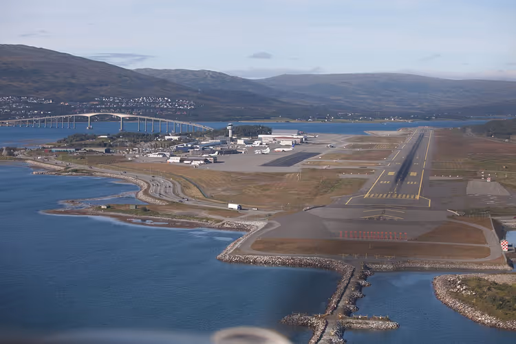 Utsikt over Tromsø lufthavn ved sjøen