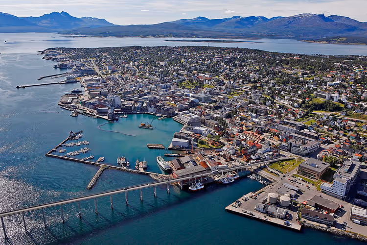 panorama av Tromsø med bro, fjord og fjell