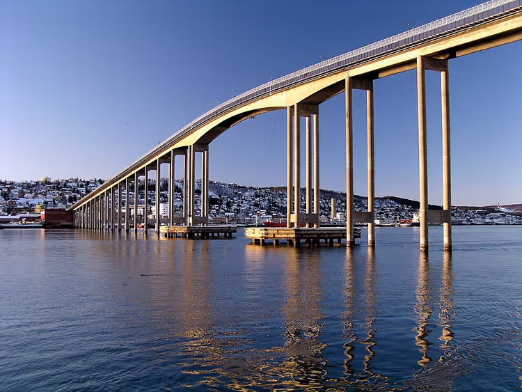 Tromsøbrua over sundet med brokar