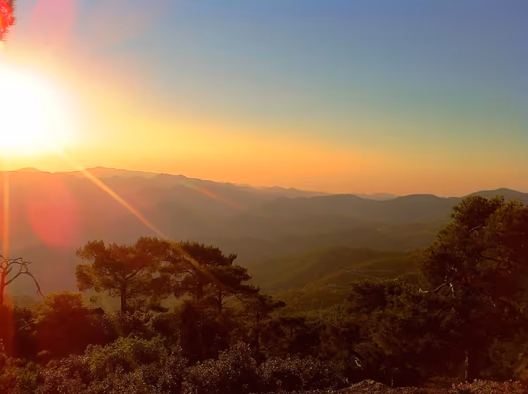 Troodosgebergte in het licht van de zonsondergang