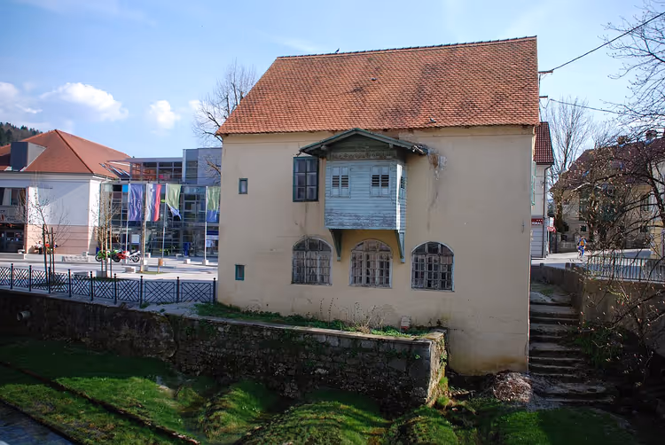 Historisch huis Trška hiša in Dolenjske Toplice aan de beek