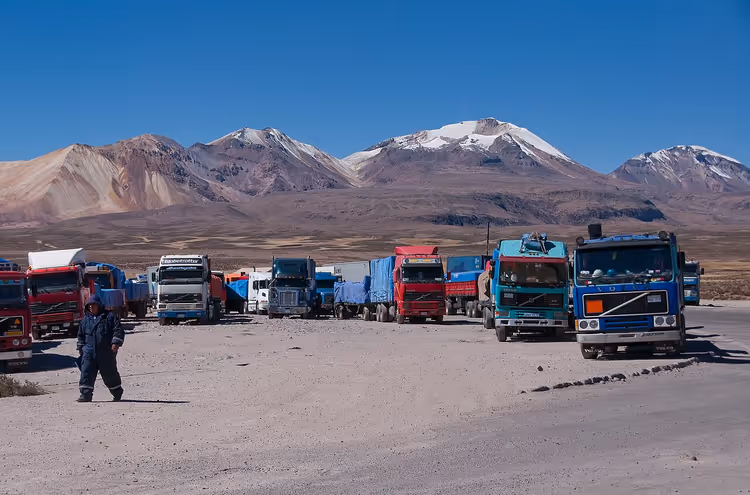 Rekke med lastebiler ved en grenseovergang i Andes