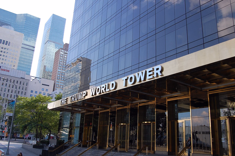 Inngangen til Trump World Tower med glassfasade
