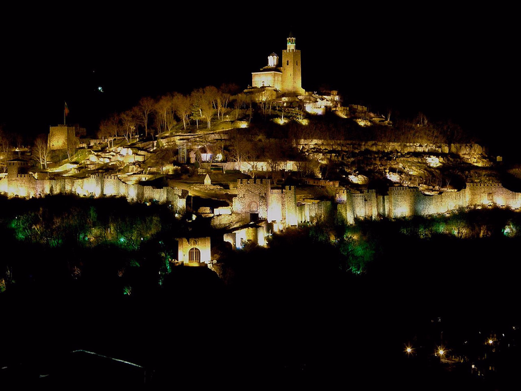 Festung Zarewez bei Nacht mit festlicher Beleuchtung