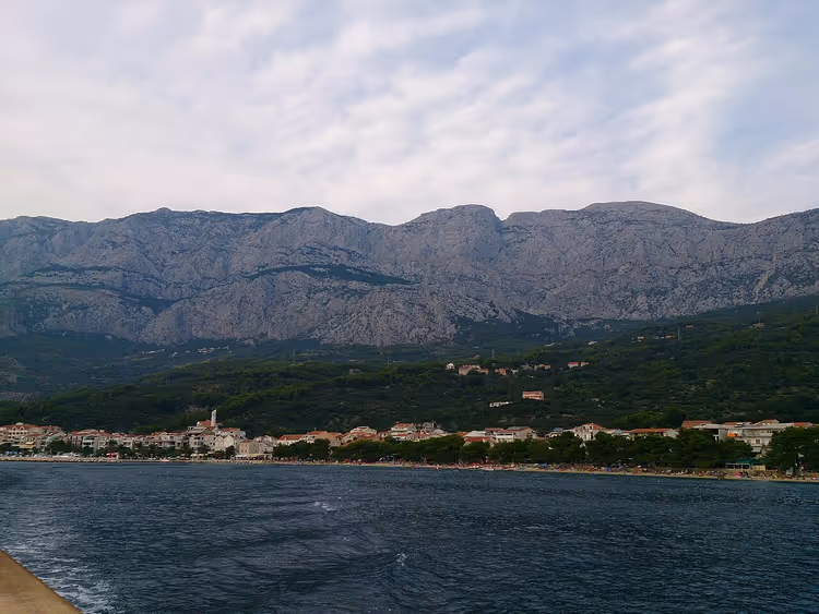 Панорама Тучепи с моря на фоне гор