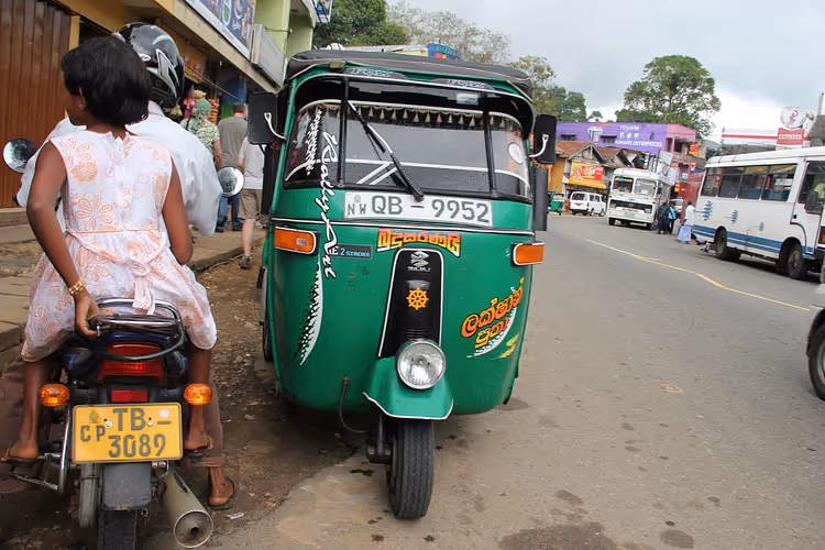 Tuk-tuk verde numa estrada do Sri Lanca