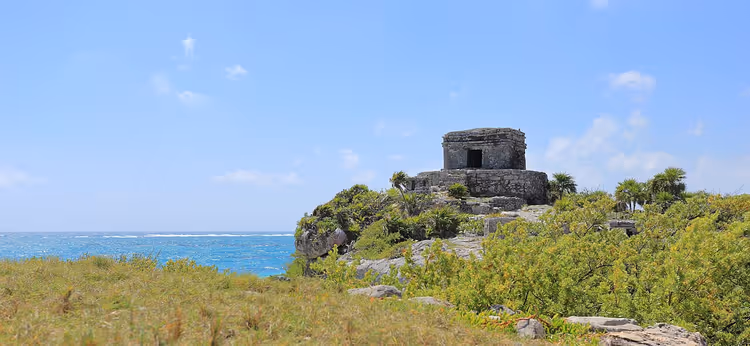 Tulum'da bir uçurumun üzerindeki Rüzgâr Tanrısı Tapınağı