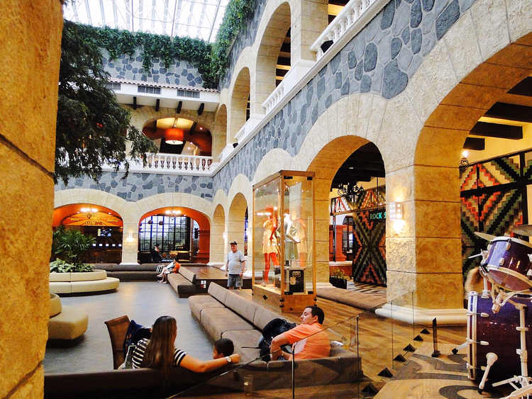 Hotelatrium met bogen en rotsexposities