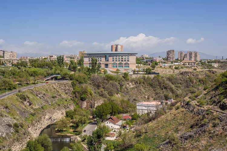 Tepeler ve şehir arasında Tumo Merkezi binası