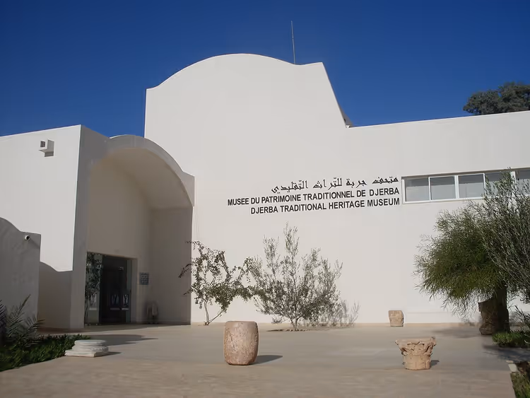 Hvit bygning ved Djerba museum for tradisjonell kulturarv