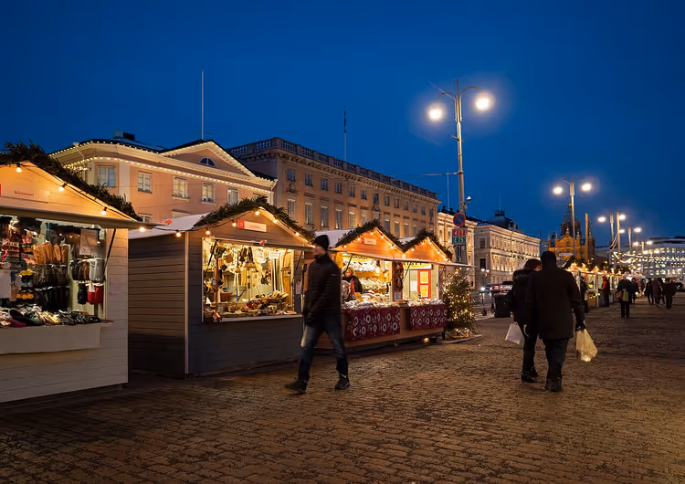 Kerstmarkt in Finland in de avond