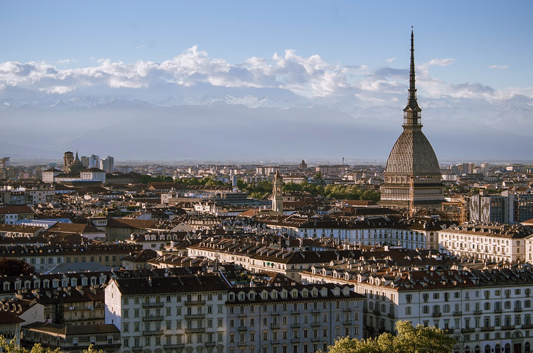 Panorama van Turijn met de Mole Antonelliana en de Alpen