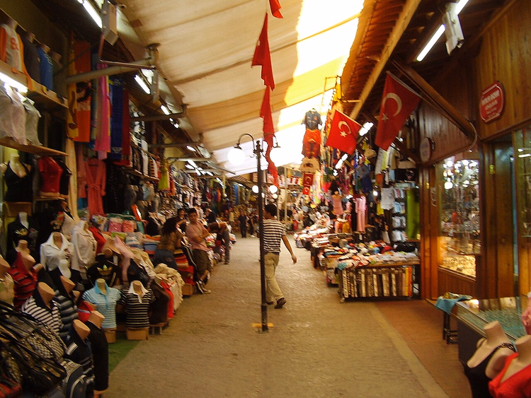 Winkelstraat met kleding en vlaggen in Antalya