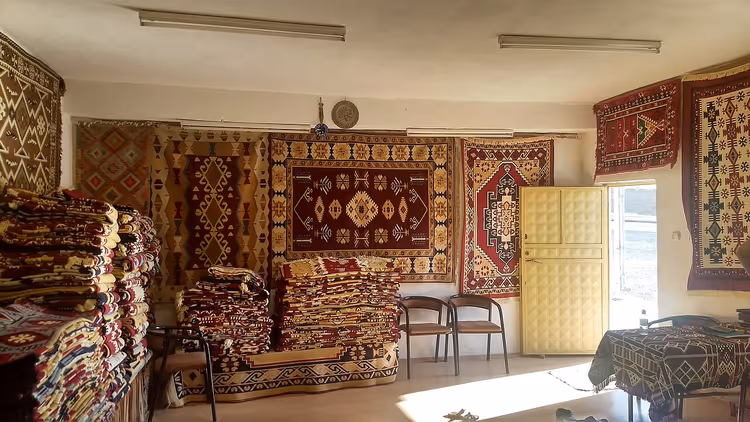 سجاد تركي في متجر، مكدس وعلى الحائط