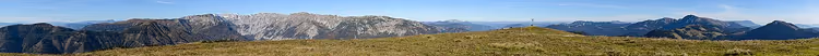 Hochanger'ın çimenli zirvesinden Alp panoraması