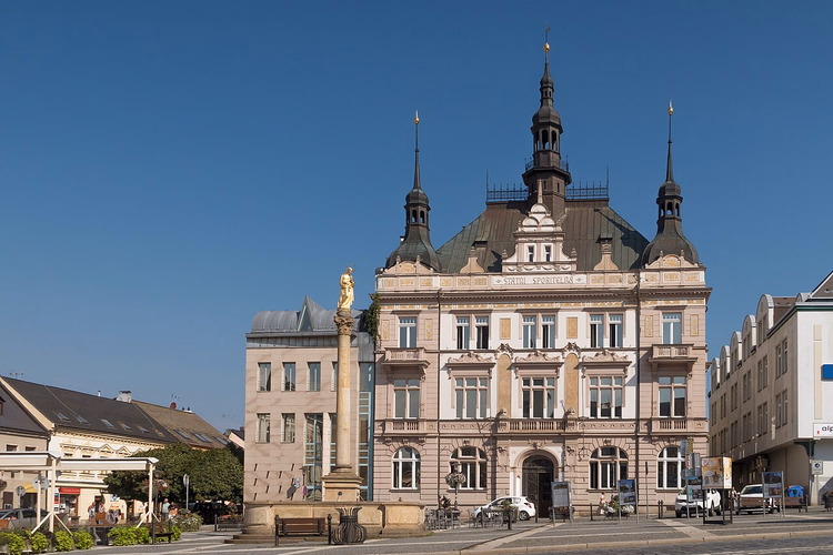 Torget i Turnov i Det böhmiske paradis med Mariakolonnen