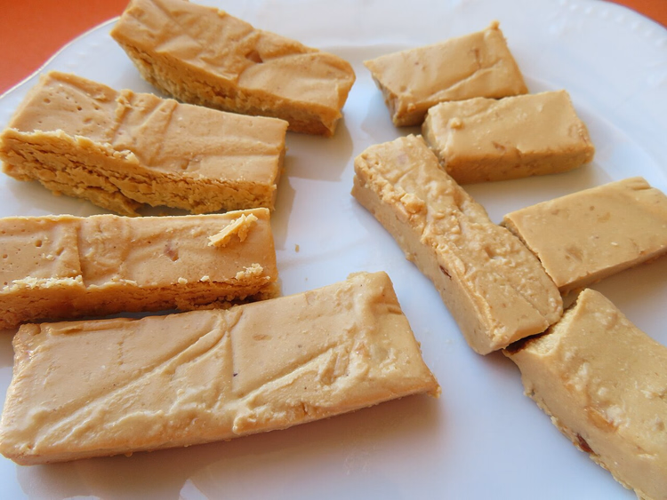 Bitar av mjuk mandelturrón på ett fat