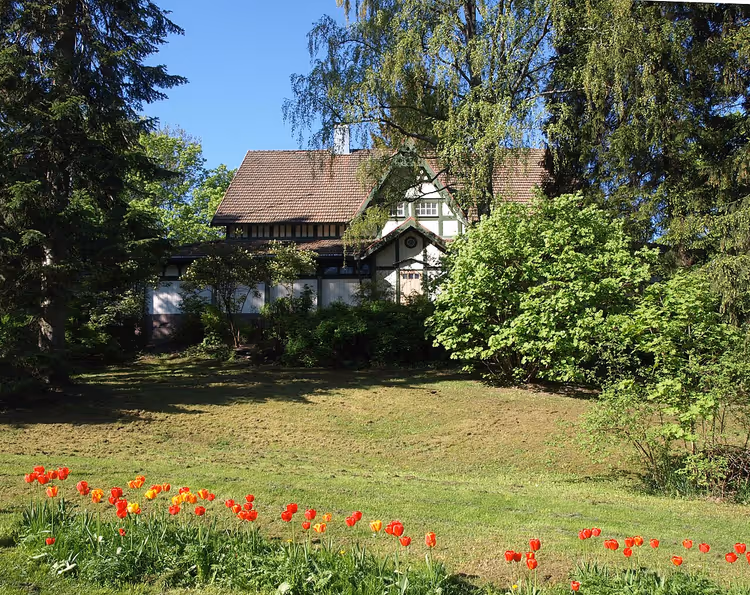 Houten gebouw van het Biologisch Museum in een tuin