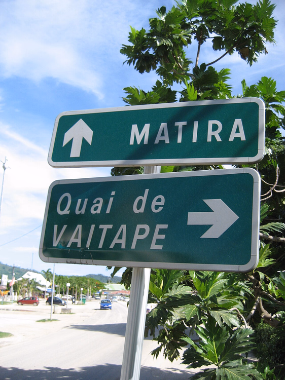 Veiskilt i en gate i Vaitape, Bora Bora