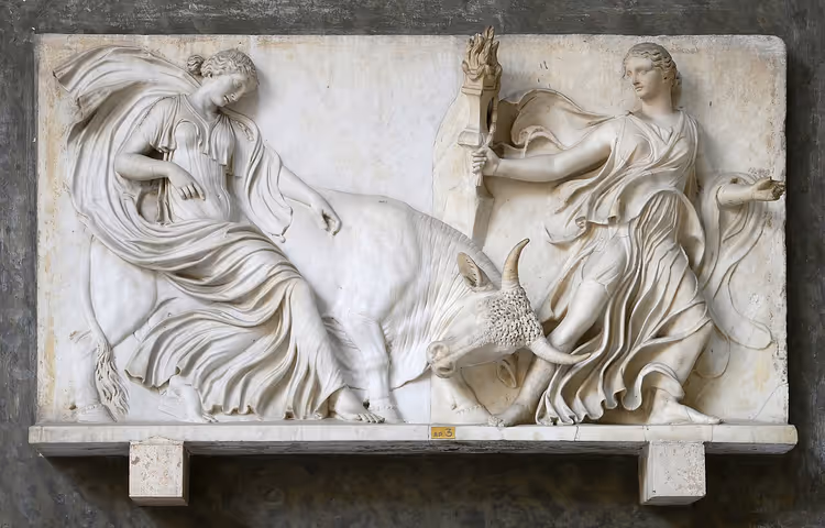 Antikes Relief mit zwei Mänaden und einem Stier