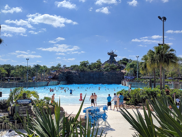 Bølgebassenget og skipfjellet i Typhoon Lagoon