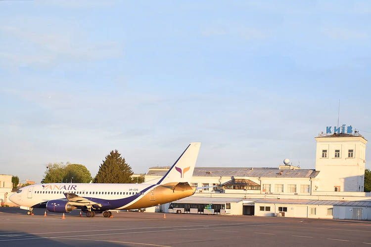 Самолёт Yanair у терминала аэропорта Жуляны