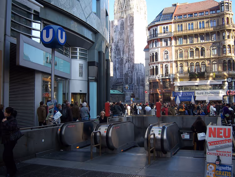 Stephansplatz metro girişi ve katedral