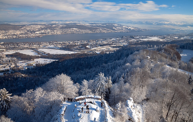 Zürih Gölü üzerinde karla kaplı Uetliberg zirvesi