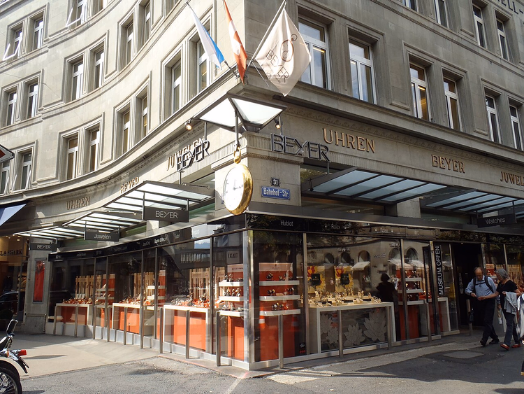 Bahnhofstrasse'deki Beyer saatçi dükkânının cephesi