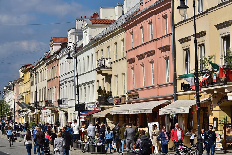 Kleurrijke gevels en voetgangers op de Nowy Świat