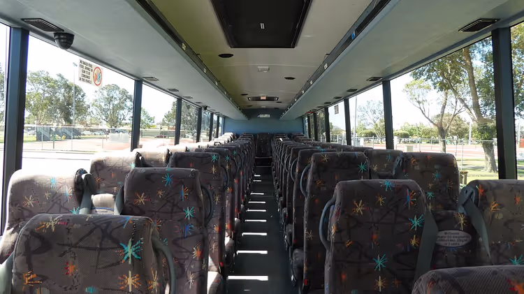 Interiør i turistbuss med seter og midtgang